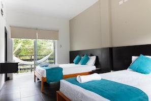 Habitació amb dos llits individuals, balcó, vistes a la piscina | Wifi gratuïta i roba de llit
