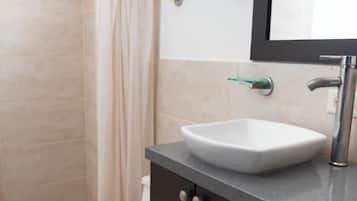 Comfort Suite | Bathroom | Rainfall showerhead, free toiletries, towels, soap