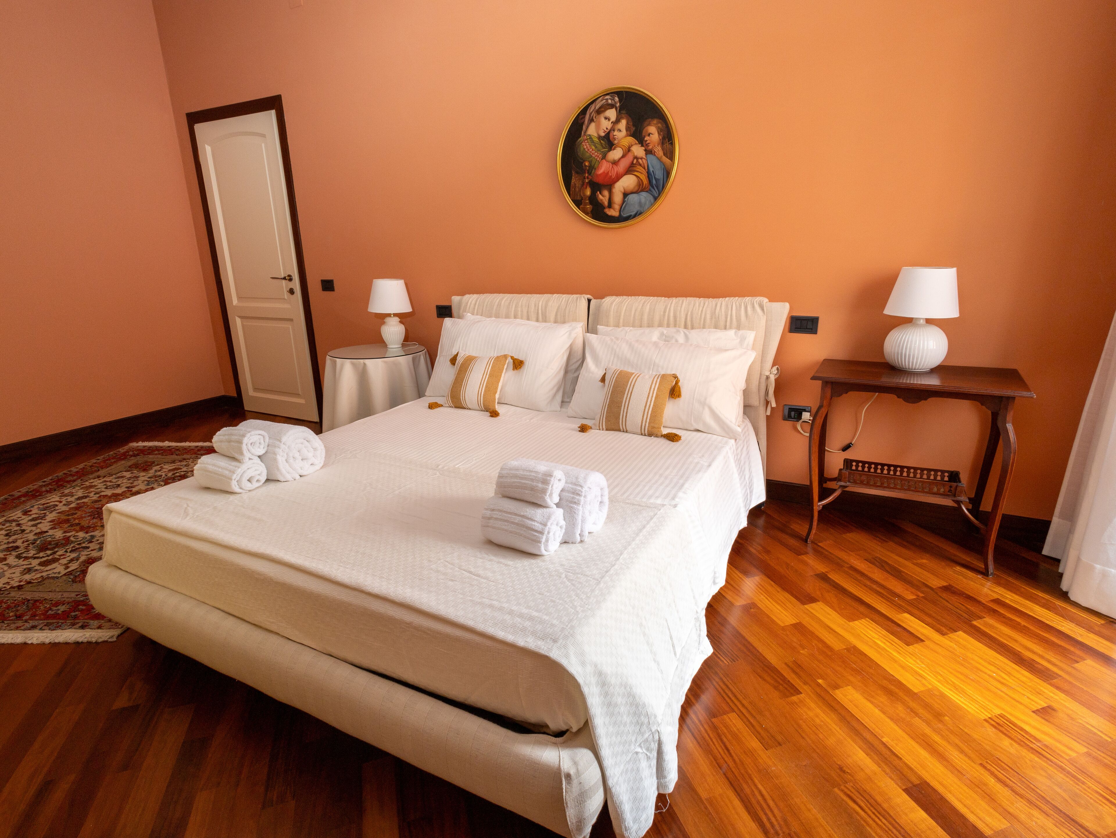 3 chambres, bureau, fer et planche à repasser, lit parapluie