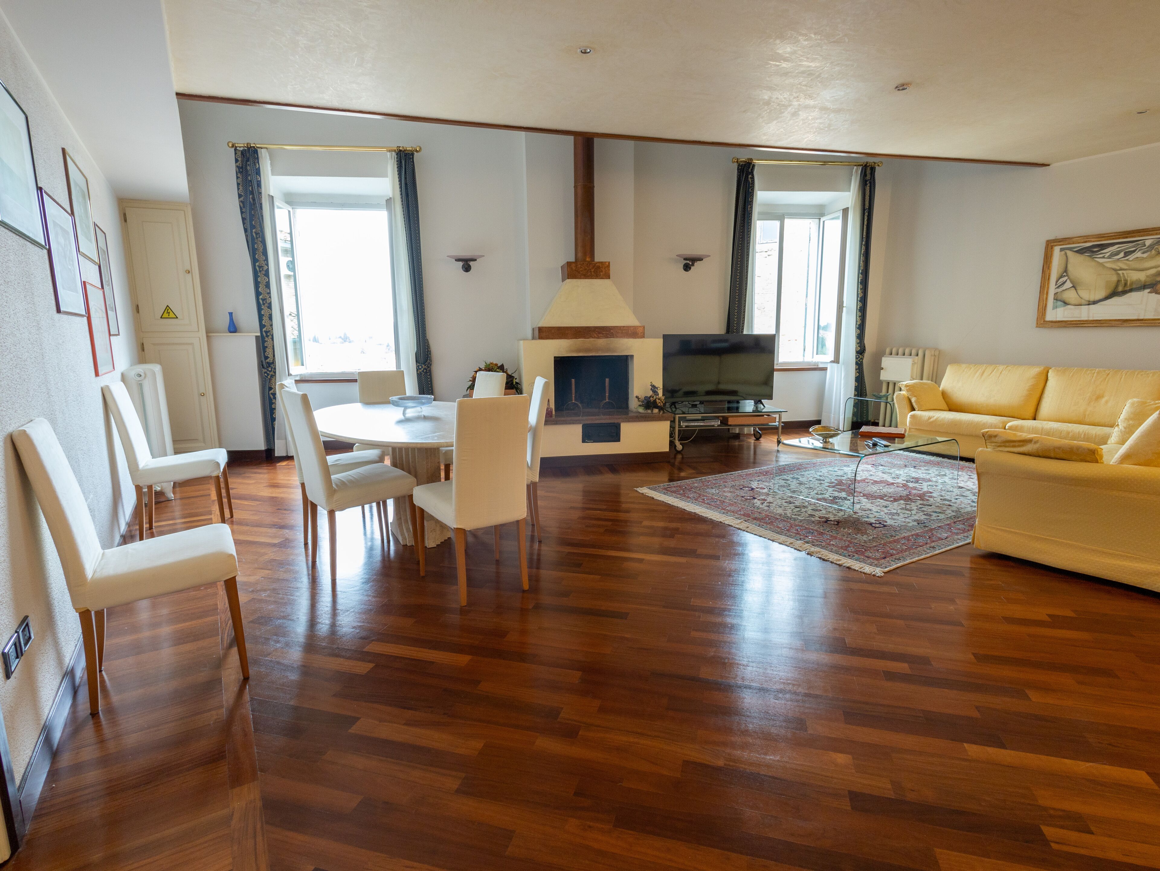 Smart TV, DVD player, books, stereo