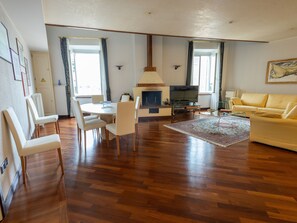 TV connectée, lecteur de DVD, livres, chaîne hi-fi