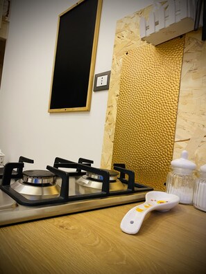 Four à micro-ondes, un four, surface de cuisson, chaise haute