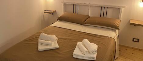 1 غرفة نوم ومكتب وسرير سفر وواي فاي