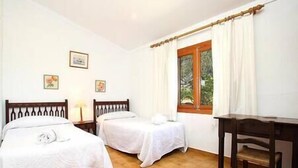 A room with two single beds, a wooden desk, and a window with curtains. - Villa Paparri, Lovely 3 bedroom villa close to Pollensa (Pollença)