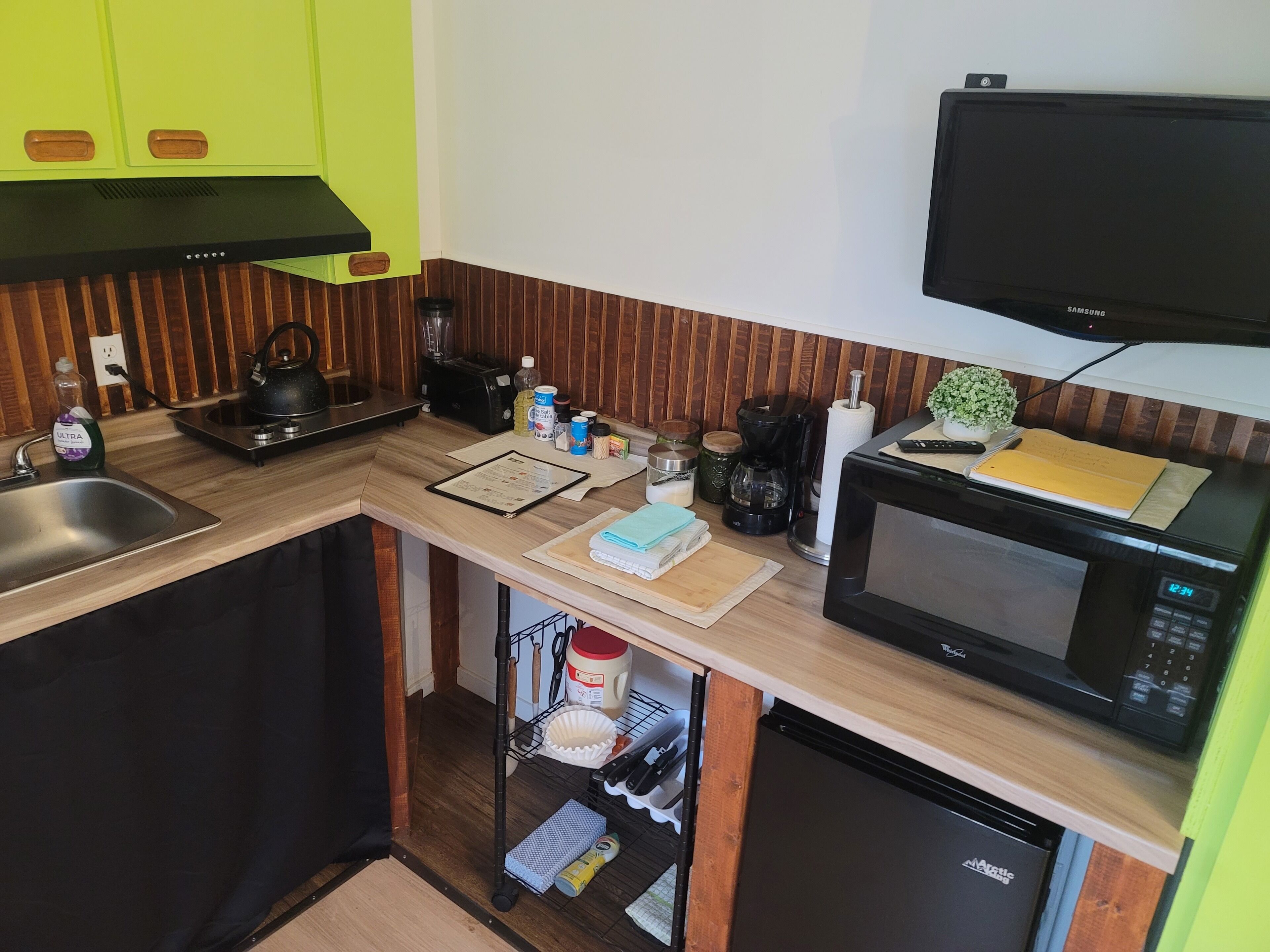 Kühlschrank, Mikrowelle, Herdplatte, Wasserkocher mit Kaffee-/Teezubehör