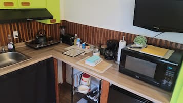 Kühlschrank, Mikrowelle, Herdplatte, Wasserkocher mit Kaffee-/Teezubehör