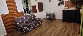 Warm cozy 1 bedroom apartment close to Hwy, wifi, netflix, prime, free parking