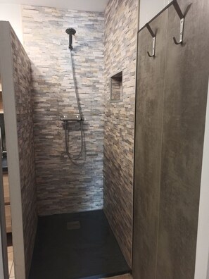 Douche, sèche-cheveux, serviettes fournies, savon