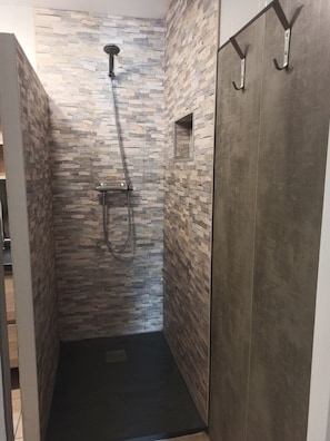 Douche, sèche-cheveux, serviettes fournies, savon