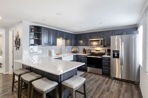 Kjøleskap, mikrobølgeovn, ovn og kokeplater