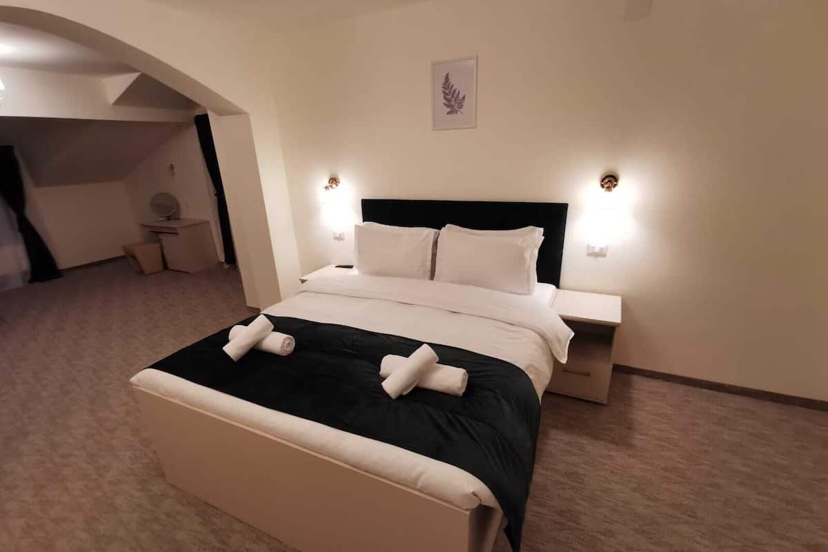 Familienapartment, 1 Schlafzimmer, Bergseite | Allergikerbettwaren, Betten mit Memory-Foam-Matratzen, Minibar
