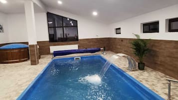 Una piscina cubierta