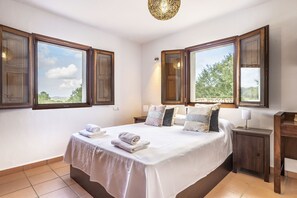 3 chambres, fer et planche à repasser, Wi-Fi gratuit, draps fournis