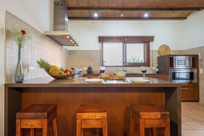 Réfrigérateur, micro-ondes, lave-vaisselle, grille-pain