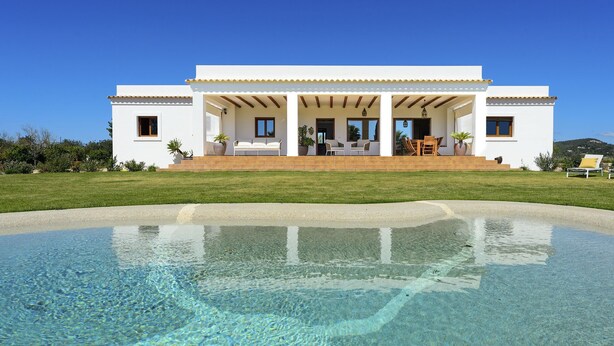 A modern white house with a swimming pool in front. - New! Villa Can Jaume Arabí de Baix (Puig d'en Valls)