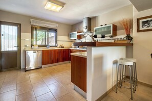 Geladeira, micro-ondas, lava-louças, torradeira