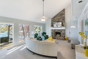 Smart TV - Firepit, Spacious Decks, Kayak, Breathtaking Views (Gravois Mills)