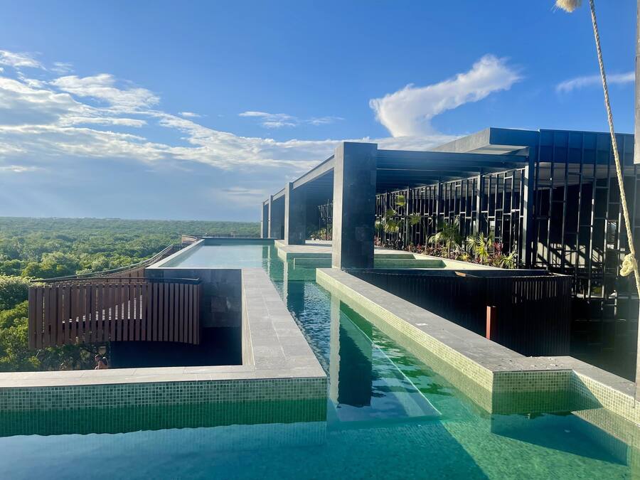 Una piscina al aire libre