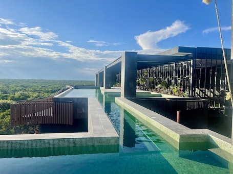 Una piscina al aire libre. OVA CANCUN Y TULUM