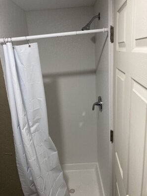 Dusj, håndklær og toalettpapir