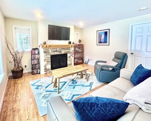 Smart TV, fireplace, DVD player, books - Maine Lake Country Home: Pond, Water Crafts and Ski (Turner)