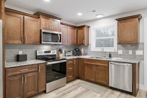 Refrigerador, microondas, horno, placa de cocina