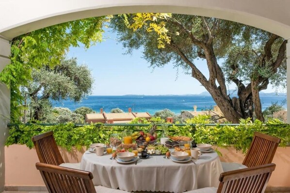 Outdoor dining - Anemos Villa Barbati Corfu (Μπαρμπάτι)