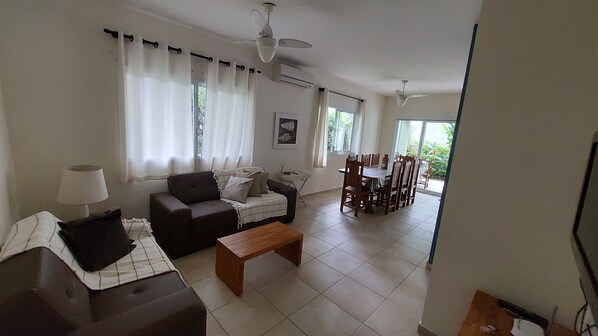 Living area - Casa Aconchegante EM Condominio, Praia Juquehy, S. Sebastião , 3 Suites, 2 Vagas (Juquehy São Sebastião)