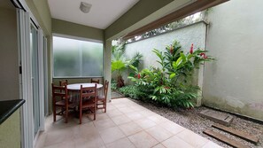 تناول الطعام بالخارج