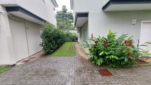 المنطقة المحيطة بالمنشأة