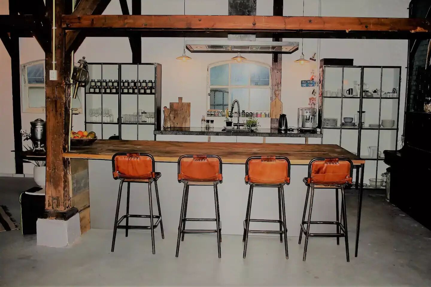 Een koelkast, een oven, een kookplaat, een vaatwasser