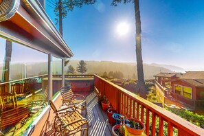 Property grounds - Dog-friendly cabin w/private hot tub, large deck & beautiful ocean mountain view (Brookings)