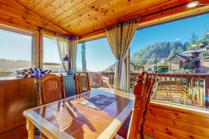 Dining - Dog-friendly cabin w/private hot tub, large deck & beautiful ocean mountain view (Brookings)