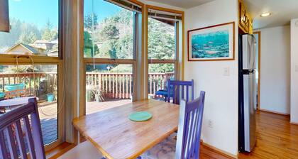 Dog-friendly cabin w/private hot tub, large deck & beautiful ocean mountain view