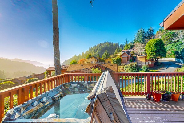 Outdoor spa tub - Dog-friendly cabin w/private hot tub, large deck & beautiful ocean mountain view (Brookings)