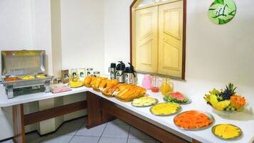 Café da manhã com buffet grátis todos os dias