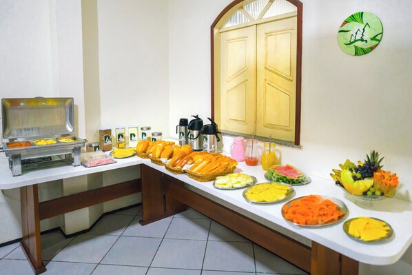 Ein Buffet mit verschiedenen Speisen und Getränken.
