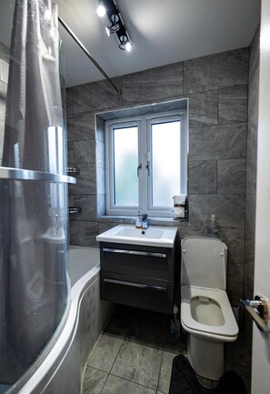 Maison | Salle de bain | Baignoire et douche séparées, baignoire relaxante profonde