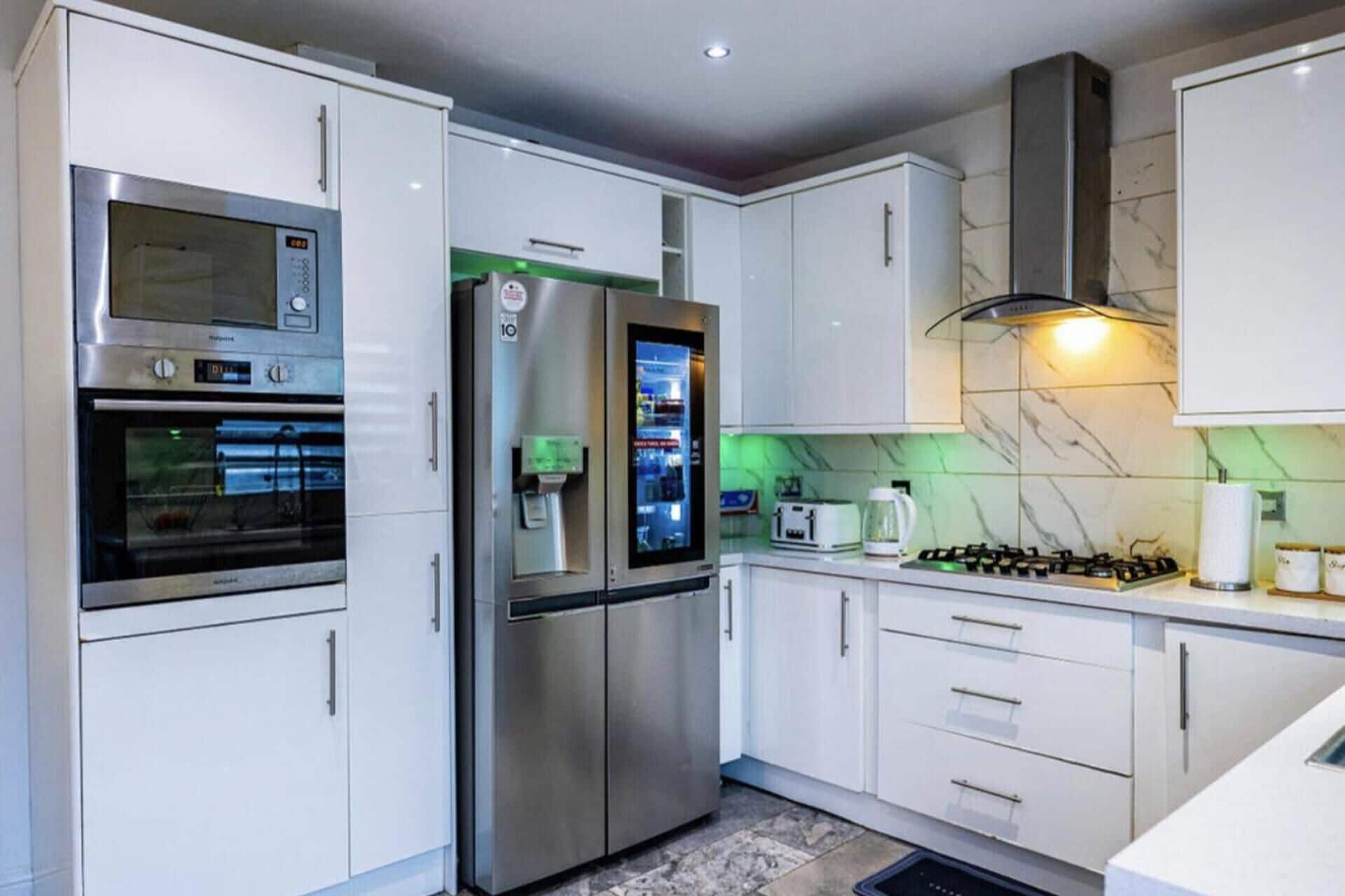 冰箱、微波炉、烤箱、炉灶