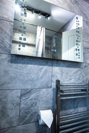 House | Bathroom | Separate tub and shower, deep soaking tub, hair dryer, towels - 3 Bed House - Sleeps 6 With Free Parking (Dagenham)