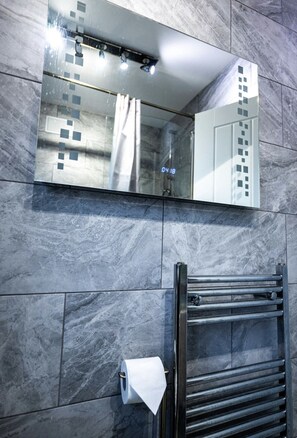 House | Bathroom | Separate bathtub and shower, deep-soaking bathtub, hair dryer, towels