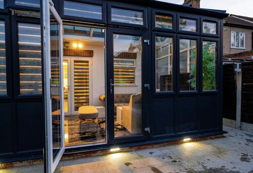 3 Bed House - Sleeps 6 With Free Parking