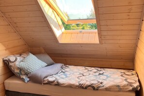 2 bedrooms, travel crib, bed sheets