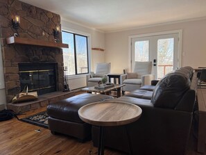 تلفزيون ذكي، مدفأة، تنس طاولة