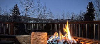 Incredible Views, Large Deck, Wood Burning Fireplace! Havland Lake 3bed/3bath