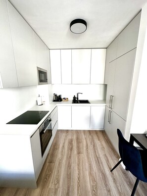 Een koelkast, een microgolfoven, een oven, een kookplaat