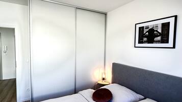 1 habitación, tabla de planchar con plancha y cuna de viaje