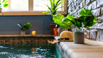 Una piscina cubierta