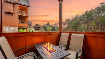 Family Cabin | Balcony