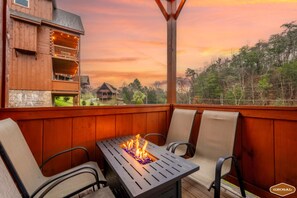 Kabin Keluarga | Balkon